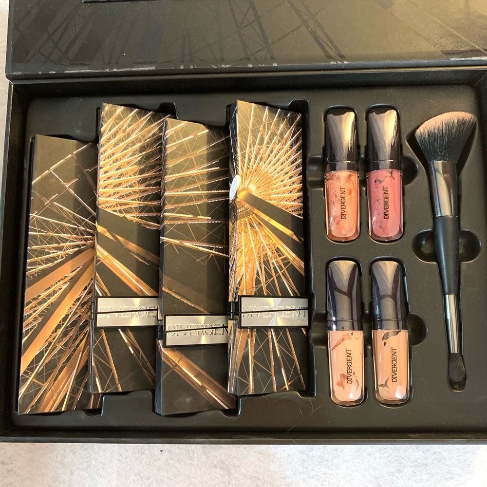 Sephora Divergent Multipiece Collectors Makeup Kit - Picture 2 of 16